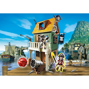 Fuerte del Pirata Super 4 - Playmobil Con este fuerte de los piratas vivirás aventuras propias de los intrépidos de los mares. Dobla el techo y la casa se convierte en una fortaleza blindada. Cuenta con un cañón gigante y un cañón adicional. Lanzamiento real de proyectiles. Incluye 2 piratas y un total de 94 pi…