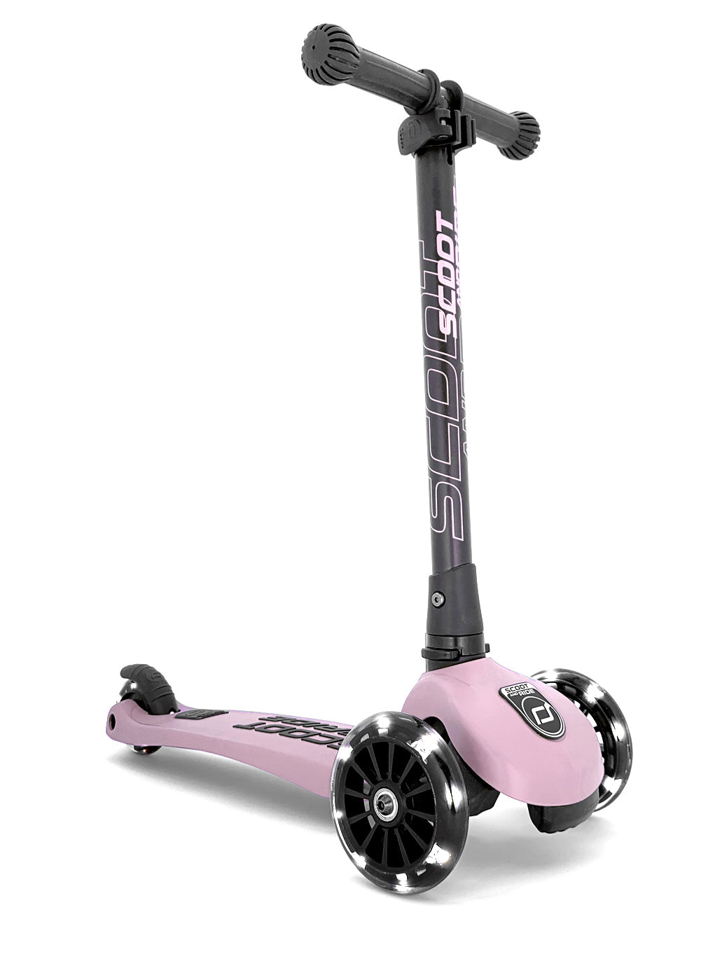  Patinete Highway Led Rose ,Tiene 2 ruedas delanteras y una trasera, con lo que se garantiza mayor estabilidad. El manillar es de color negro y con las luces led de las ruedas tiene un aire de lo más guay. Altura manillar: 62 a 82 cm Altura niño/niña: 96 a 120 cm Peso máximo: 50 