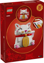 Carregar imagem no visualizador da galeria, set de construcción LEGO® Gato de la Buena Suerte, además de destacar como figura ornamental, ¡también podría traer suerte a quien lo posea! Este modelo de un gato que invita a entrar es un divertido regalo para cualquier persona que celebre la Fiesta de la Primavera, compuesto por 280 piezas, mide aproximadamente 11 cm de altura