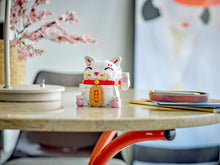 Carregar imagem no visualizador da galeria, set de construcción LEGO® Gato de la Buena Suerte, además de destacar como figura ornamental, ¡también podría traer suerte a quien lo posea! Este modelo de un gato que invita a entrar es un divertido regalo para cualquier persona que celebre la Fiesta de la Primavera, compuesto por 280 piezas, mide aproximadamente 11 cm de altura