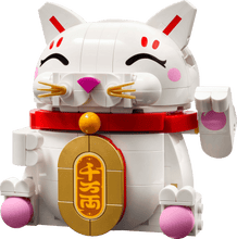 Carregar imagem no visualizador da galeria, set de construcción LEGO® Gato de la Buena Suerte, además de destacar como figura ornamental, ¡también podría traer suerte a quien lo posea! Este modelo de un gato que invita a entrar es un divertido regalo para cualquier persona que celebre la Fiesta de la Primavera, compuesto por 280 piezas, mide aproximadamente 11 cm de altura