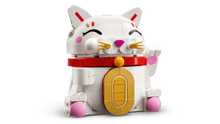 Carregar imagem no visualizador da galeria, set de construcción LEGO® Gato de la Buena Suerte, además de destacar como figura ornamental, ¡también podría traer suerte a quien lo posea! Este modelo de un gato que invita a entrar es un divertido regalo para cualquier persona que celebre la Fiesta de la Primavera, compuesto por 280 piezas, mide aproximadamente 11 cm de altura