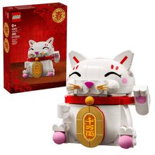 Carregar imagem no visualizador da galeria, set de construcción LEGO® Gato de la Buena Suerte, además de destacar como figura ornamental, ¡también podría traer suerte a quien lo posea! Este modelo de un gato que invita a entrar es un divertido regalo para cualquier persona que celebre la Fiesta de la Primavera, compuesto por 280 piezas, mide aproximadamente 11 cm de altura