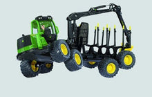 Carregar imagem no visualizador da galeria, Tractor John Deere forestal y remolque con troncos, hechos a escala 1/32 en metal y partes de plástico. El juego de ruedas del tractor es articulado para poder acceder a terrenos irregulares. La cabina es giratoria. La grua es también giratoria y articulada para poder cargar los troncos cortados. Incluye 10 troncos. El conjunto tiene una longitud total de 32 cm aprox. 