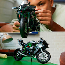 Cargar imagen en el visor de la galería, Moto Kawasaki Ninja H2R - Lego Technic 42170Anima a tu peque a explorar los mundos de la ingeniería y la tecnología con el juguete LEGO® Technic Moto Kawasaki Ninja H2R (42170) para mayores de 10 años. Este set de construcción para niños y niñas recrea los detalles de una de las motos de producción más rápidas …