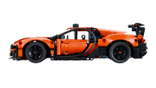Carregar imagem no visualizador da galeria,  Chiron Pur Sport - LEGO El coche tiene un montón de características geniales para que los entusiastas de los vehículos las exploren. Gira el volante usando el mando de la parte superior del modelo del hipercocheDIMENSIONES: Este set de 771 piezas presenta un coche de juguete que mide aproximadamente 8 cm de altura, 29 cm de longitud y 13 cm de anchura. 