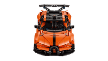 Carregar imagem no visualizador da galeria,  Chiron Pur Sport - LEGO El coche tiene un montón de características geniales para que los entusiastas de los vehículos las exploren. Gira el volante usando el mando de la parte superior del modelo del hipercocheDIMENSIONES: Este set de 771 piezas presenta un coche de juguete que mide aproximadamente 8 cm de altura, 29 cm de longitud y 13 cm de anchura. 