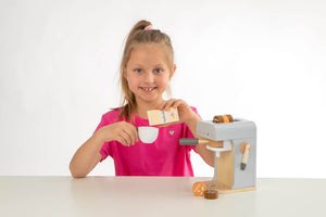 Beeboo Kitchen cafetera espresso de madera con accesorios, 9 piezas. Consta de una máquina espresso con 5 pastillas de café diferentes, una brick de leche y una taza.