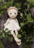 Hazel es una dulce muñeca de 35 cms de la colección ecológica Eco Buds . Pertenece a la prestigiosa marca sueca de muñecas Rubens Barn. Los Eco Buds están hechos a mano con algodón 100% orgánico. La parte inferior está rellena de un granulado, cosa que les permite sentarse con comodidad. Será una compañera fiel desde el nacimiento hasta cualquier edad.