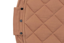 Carregar imagem no visualizador da galeria,  alfombra de juegos orgánica Play&amp;Go 3 en 1 (color ): ¡bolso cambiador, bolsa de almacenamiento y alfombra de actividades orgánica! La alfombra de juegos GOTS en color marrón es resistente, sólida y transmite calma. 