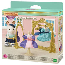 Cargar imagen en el visor de la galería, Boutique de Modaen los Grandes Almacenes de Sylvanian Families Town.Aquí trae Stella sus diseños para que todos puedan probárselos.El set incluye un vestidor, perchas, dos vestidos exclusivos del set y un precioso espejo donde comprobar lo bien que sientan los vestidos.Figura no incluida. • 