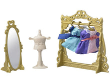 Cargar imagen en el visor de la galería, Boutique de Modaen los Grandes Almacenes de Sylvanian Families Town.Aquí trae Stella sus diseños para que todos puedan probárselos.El set incluye un vestidor, perchas, dos vestidos exclusivos del set y un precioso espejo donde comprobar lo bien que sientan los vestidos.Figura no incluida. • 