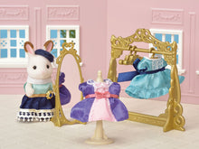 Cargar imagen en el visor de la galería, Boutique de Modaen los Grandes Almacenes de Sylvanian Families Town.Aquí trae Stella sus diseños para que todos puedan probárselos.El set incluye un vestidor, perchas, dos vestidos exclusivos del set y un precioso espejo donde comprobar lo bien que sientan los vestidos.Figura no incluida. • 