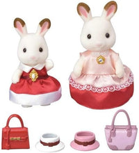 Carregar imagem no visualizador da galeria,  Sylvanian Families Duo Con Vestidos,El set incluye: figuras de Freya y Teri, mamá e hija de la Familia Conejo Chocolate. Detalles • Set de figuras con accesorios.• Incluye: figura adulta con sombrero y bolso; figura niña con bolso y sombrero. 