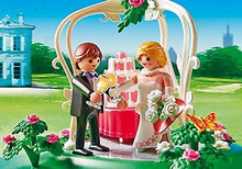 Cargar imagen en el visor de la galería, día de boda Playmobil. Vienen las 2 figuras de novios, una gran tarta nupcial y un coche con sus flores y sus latas atadas. 