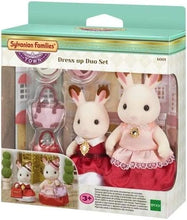 Carregar imagem no visualizador da galeria,  Sylvanian Families Duo Con Vestidos,El set incluye: figuras de Freya y Teri, mamá e hija de la Familia Conejo Chocolate. Detalles • Set de figuras con accesorios.• Incluye: figura adulta con sombrero y bolso; figura niña con bolso y sombrero. 