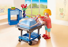 Carregar imagem no visualizador da galeria, habitación de maternidad de Playmobil para jugar a médicos. Incluye cama de hospital, cuna, y otros accesorios. Incluye una figura de Playmobil adulta y un bebé. Consta de 43 piezas.