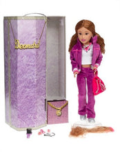 Cargar imagen en el visor de la galería,  Muñeca Teen Trends Deondra es la chica «glamurosa» a la que le encanta vestir a la última moda con prendas llamativas y brillantes, ir de compras, bailar y salir a discotecas. La muñeca Deondra incluye atractivos accesorios para el cabello, mide 42 cms