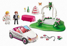 Cargar imagen en el visor de la galería, día de boda Playmobil. Vienen las 2 figuras de novios, una gran tarta nupcial y un coche con sus flores y sus latas atadas. 