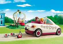 Cargar imagen en el visor de la galería, día de boda Playmobil. Vienen las 2 figuras de novios, una gran tarta nupcial y un coche con sus flores y sus latas atadas. 