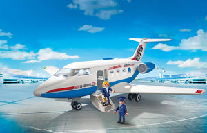 Avion de Pasajeros - Playmobil City Action 5395Con el avión de pasajeros de la compañía de Playmobil Pacific Airline podrás hacer viajes por todo el mundo de la manera más confortable. El techo del avión es removible para poder jugar también en su interior. Como los aviones de verdad este avión tiene departamen…
