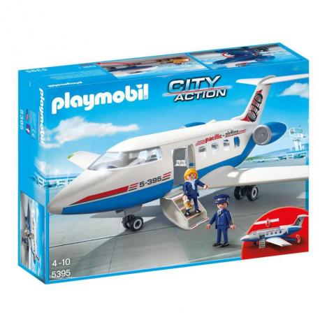 Avion de Pasajeros - Playmobil City Action 5395Con el avión de pasajeros de la compañía de Playmobil Pacific Airline podrás hacer viajes por todo el mundo de la manera más confortable. El techo del avión es removible para poder jugar también en su interior. Como los aviones de verdad este avión tiene departamen…