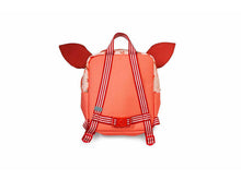 Carregar imagem no visualizador da galeria,  mochila de Stella la cervatilla servirá al niño para llevar todas sus cosas. Ideal para ir a la guardería. Esta colorida mochila tiene un compartimento grande en el que caben un peluche, la merienda y otros secretitos. Es una mochila impermeable y ajustable gracias a los tirantes regulables para adaptarla a los niños ,  26 x 23 x 12 cm está hecha de poliéster reciclado y se puede lavar a máquina a 30° C.