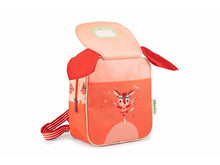 Carregar imagem no visualizador da galeria,  mochila de Stella la cervatilla servirá al niño para llevar todas sus cosas. Ideal para ir a la guardería. Esta colorida mochila tiene un compartimento grande en el que caben un peluche, la merienda y otros secretitos. Es una mochila impermeable y ajustable gracias a los tirantes regulables para adaptarla a los niños ,  26 x 23 x 12 cm está hecha de poliéster reciclado y se puede lavar a máquina a 30° C.
