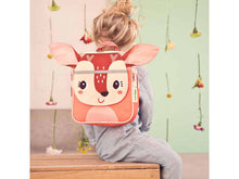 Carregar imagem no visualizador da galeria,  mochila de Stella la cervatilla servirá al niño para llevar todas sus cosas. Ideal para ir a la guardería. Esta colorida mochila tiene un compartimento grande en el que caben un peluche, la merienda y otros secretitos. Es una mochila impermeable y ajustable gracias a los tirantes regulables para adaptarla a los niños ,  26 x 23 x 12 cm está hecha de poliéster reciclado y se puede lavar a máquina a 30° C.