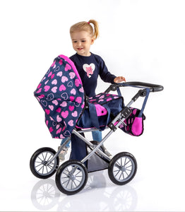Cochecito para muñecas Amia con motivos de corazones. El capazo extraíble es adecuado para muñecas de hasta 46 cm. El mango ajustable hace que este cochecito de muñecas sea fácil de ajustar a la altura de su hijo. Ajustable hasta aprox. 65 centímetros.