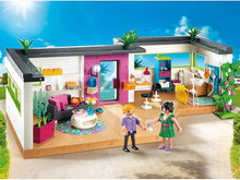 Cargar imagen en el visor de la galería, Bonita suite de invitados de la colección City Life de Playmobil. Contiene 2 personajes, uno de ellos para vestir. El set consta de 288 piezas.