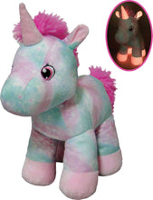 Carregar imagem no visualizador da galeria, Suave y divertido Unicornio de peluche Amia que brilla en la oscuridad. Tamaño aproximado. 30 centímetros. Tiene partes de tejido que son fosforescentes en la oscuridad y da una sensación de seguridad a los niños. Fabricado en 100% poliéster. Dimensiones aprox. 18x30x30 cm.