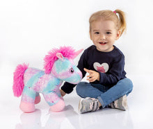 Carregar imagem no visualizador da galeria, Suave y divertido Unicornio de peluche Amia que brilla en la oscuridad. Tamaño aproximado. 30 centímetros. Tiene partes de tejido que son fosforescentes en la oscuridad y da una sensación de seguridad a los niños. Fabricado en 100% poliéster. Dimensiones aprox. 18x30x30 cm.