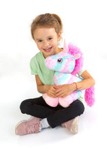 Carregar imagem no visualizador da galeria, Suave y divertido Unicornio de peluche Amia que brilla en la oscuridad. Tamaño aproximado. 30 centímetros. Tiene partes de tejido que son fosforescentes en la oscuridad y da una sensación de seguridad a los niños. Fabricado en 100% poliéster. Dimensiones aprox. 18x30x30 cm.