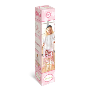 Saca a pasear a tus muñecas con la sillita de paseo Carlota pequeña con estampado de estrellas rosa, plegable con sistema de tijera, muy práctica.
Tu primera sillita de paseo, especialmente indicada de 2 a 5 años.
Ideal para muñecas de 30 a 42 cm.&nbsp;
Mide 55x 41x 27 cm