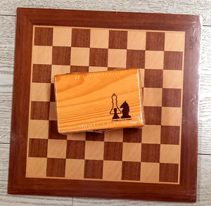 juego de ajedrez con tablero de marquetería de 40 x 40 cm y fichas de madera dentro de una bonita caja de madera
