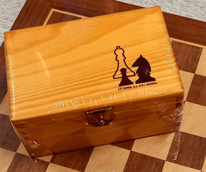 juego de ajedrez con tablero de marquetería de 35 x 35 cm y fichas de madera dentro de una bonita caja de madera