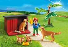 Cargar imagen en el visor de la galería, En este set de Playmobil podran disfrutar cuidando y jugando con estos Golden retrievers . Incluye una figura Playmobil, 2 Golden retrievers adultos y 2 cachorros. 