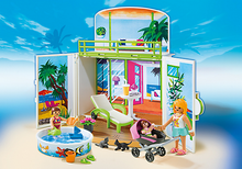 Cargar imagen en el visor de la galería,  Bungalow en la playa de Playmobil podrás recrear unas vacaciones de los más divertido. Incluye piscina pequeña, hamaca, mesa, maceta, lechuza, helado, cubo, barco y pez para jugar en el agua, dos gatitos. dos pares de chanclas y un carrito de bebé. Incluye tres figuras (adulto, niña y bebé). Incluye 67 piezas. 