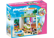 Cargar imagen en el visor de la galería,  Bungalow en la playa de Playmobil podrás recrear unas vacaciones de los más divertido. Incluye piscina pequeña, hamaca, mesa, maceta, lechuza, helado, cubo, barco y pez para jugar en el agua, dos gatitos. dos pares de chanclas y un carrito de bebé. Incluye tres figuras (adulto, niña y bebé). Incluye 67 piezas. 