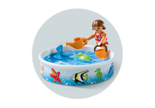 Cargar imagen en el visor de la galería,  Bungalow en la playa de Playmobil podrás recrear unas vacaciones de los más divertido. Incluye piscina pequeña, hamaca, mesa, maceta, lechuza, helado, cubo, barco y pez para jugar en el agua, dos gatitos. dos pares de chanclas y un carrito de bebé. Incluye tres figuras (adulto, niña y bebé). Incluye 67 piezas. 