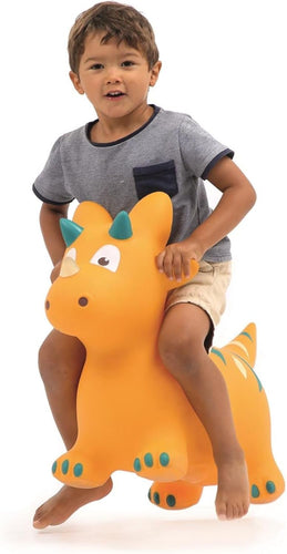 dinosaurio saltador, hará las delicias de los más pequeños. Está hecho de PVC. Es hinchable(incluye la bomba). Por su diseño es muy estable y amortiza los saltos. Se puede usar en el interior y en el exterior. Mide 24 x 54 x 61 cm. Recomendado a partir de 10 meses.