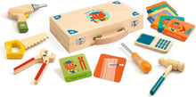 Carregar imagem no visualizador da galeria, Conviértete en un súper mano: despierta creatividad y juego imaginativo con el juego de rol DJECO Super Bricolo. Esta caja de herramientas de madera permite que los niños de 3 años en adelante se transformen en un hábil manitas o manitas, arreglando y construyendo cualquier cosa que imaginen