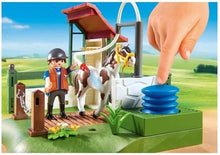 Carregar imagem no visualizador da galeria, Country, Lavadero de Caballos - Playmobil 6929 Este set de limpieza para caballos, tiene todo lo necesario para cuidar a los caballos. Saca agua de verdad para cuidar a los caballos a traves de una bomba de agua. Incluye un jinete y un caballo. 