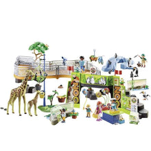 Carregar imagem no visualizador da galeria, Gran Zoo Playmobil , Gran zoo de aventuras con cuidador, visitantes, animales exóticos y otros accesorios para recreaciones detalladas Jirafas y más con partes del cuerpo móviles, recinto libre con pasarela de madera variable y elementos del recinto, tobogán para pingüinos, entrada con quiosco, contiene 213 piezas 