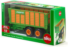 Carregar imagem no visualizador da galeria, Reproducción a escala 1/32 de este remolque agrícola de 2 ejes. Está hecho en metal y partes de plástico.. Se puede enganchar en cualquier modelo de tractor de la marca SIKU hecho a escala 1/32. Tiene portón trasero para poder efectuar la descarga por detrás. Mide 27 cm aproximadamente. 