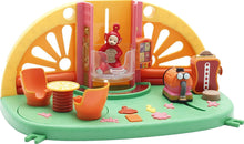 Carregar imagem no visualizador da galeria, casa de los Teletubbies, tal como se ve en la televisión. Está repleto de funciones, luces y sonidos, e incluye un personaje (Po). Cuenta con una amplia gama de funciones: una plataforma con asientos giratorios; Nu-Nu camina de un lado a otro, chupando ruidosamente la comida de los Teletubbies