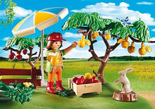 Carregar imagem no visualizador da galeria,  Frutales con Tractor - Playmobil Country 6870,Es verano y hay mucho trabajo en el huerto, muchas frutas y verduras para recolectar. En el huerto de Playmobil ya están maduras las manzanas, las sandías. las hortalizas... También hay un pequeño tractor para transportar las cajas de fruta recolectada. Incluye 2 fi…