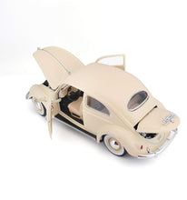 Carregar imagem no visualizador da galeria,  Volkswagen Käfer-Beetle (1955) 1/18 Una magnífica reproducción metálica a escala 1/18 Se abren puertas, capot y maletero. La dirección del vehiculo es practicable. Ideal para coleccionistas.