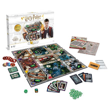 Cargar imagen en el visor de la galería,  Harry Potter Cluedo Edición Coleccionista transporta a 3-5 jugadores directamente al mundo de Harry, Hermione, Ron y compañía. En distintos lugares, como Gringotts, Hogwarts o la finca de los Malfoys, el objetivo es resolver la desaparición de un compañero. 